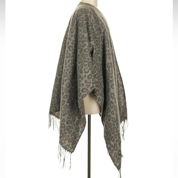 Woolrich Leopard Print Fringe Poncho Shrug Shall Wrap One Size Brown Grey - Picture 2 of 6